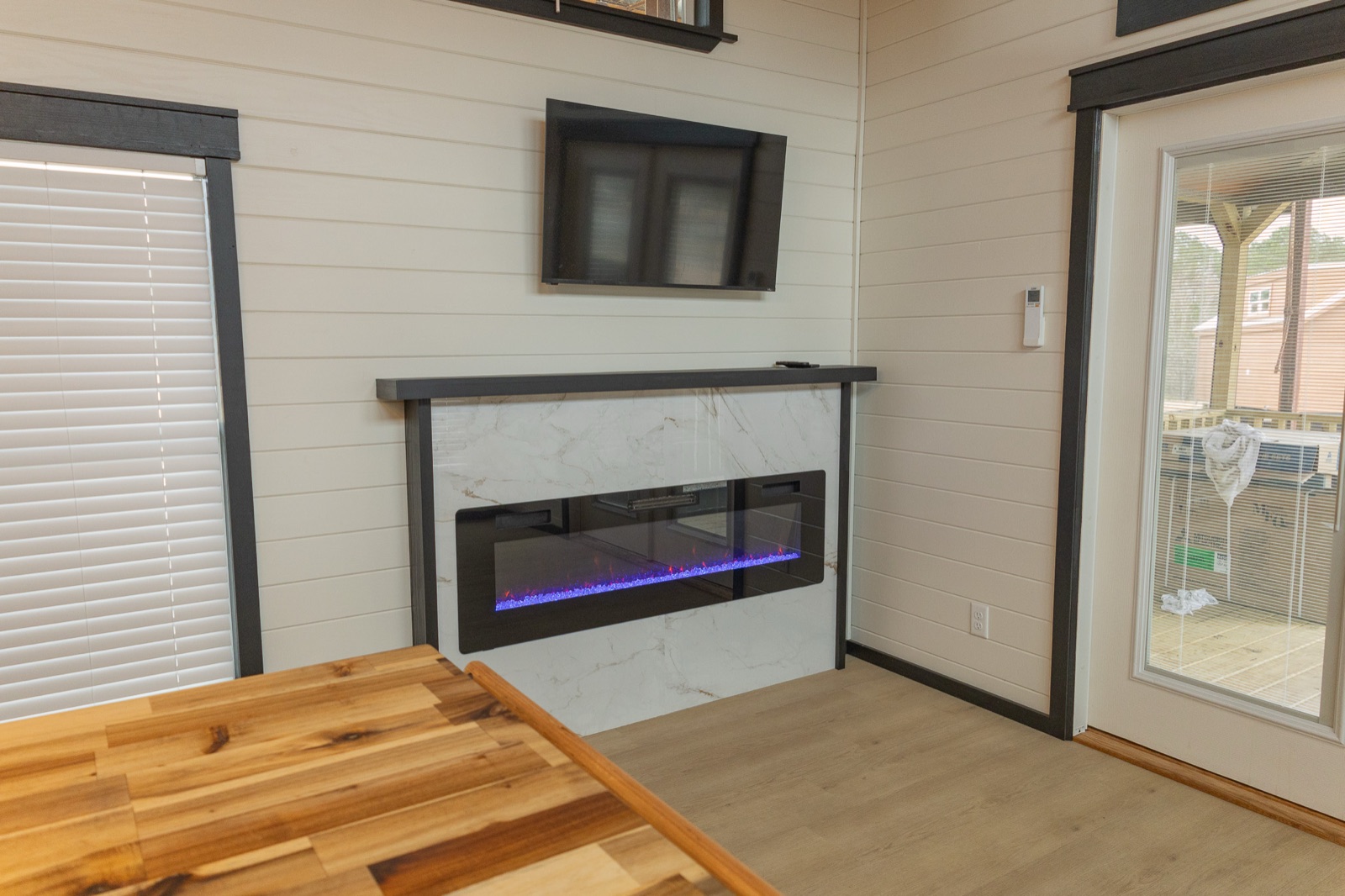 Kelsey 2.0 — Electric fireplace & TV