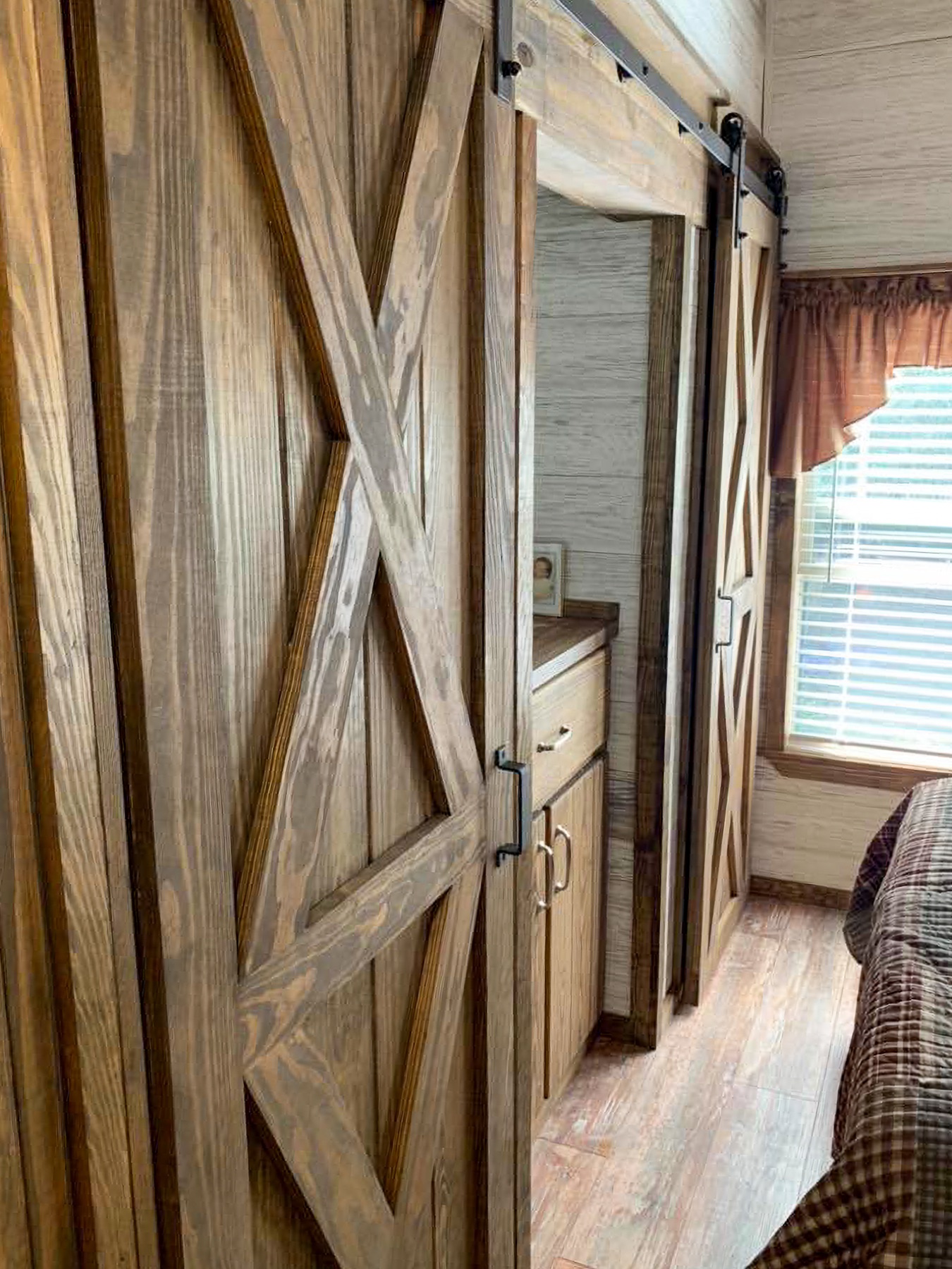 Big Oak Lodge thumbnail — bedroom and vanity