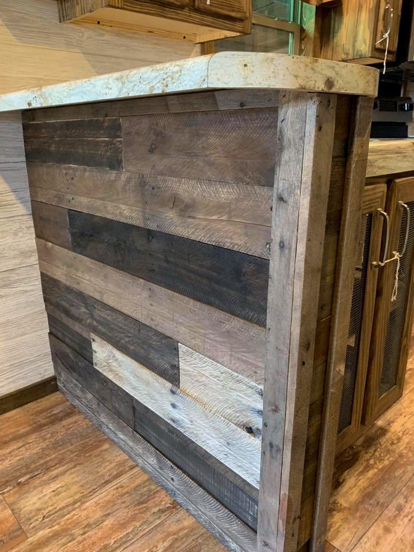 Big Oak Lodge thumbnail — kitchen island