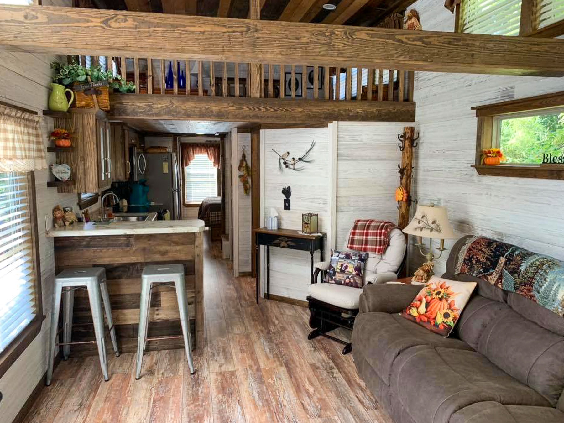 Big Oak Lodge thumbnail — living and kitchen